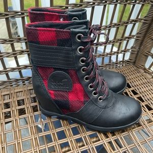 Sorel Lexie Wedge Boot Buffalo Red Black Plaid Size 6